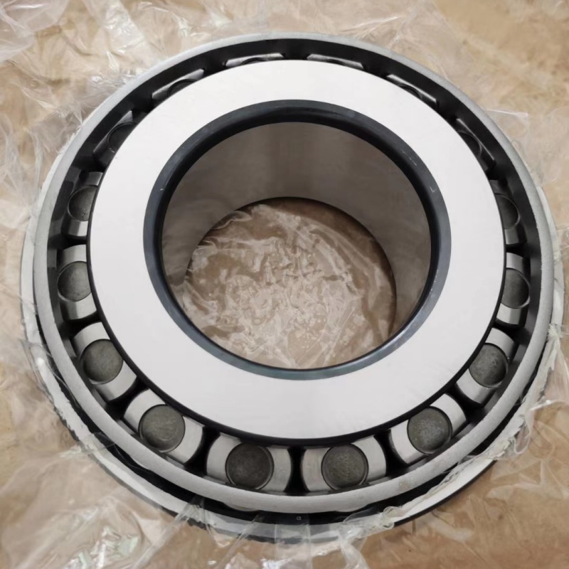 Cutaway view of a high-speed cylindrical roller bearing vs. a high-speed tapered roller bearing